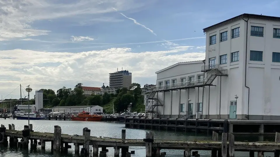 Sassnitz Hafen Blick von der Mole auf die Rückseite des Kühlhaus und morscher Steg